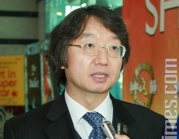 Пак Юн Сеоп, бывший председатель объединения художников и деятелей культуры, был тронут представлением. Фото: The Epoch Times