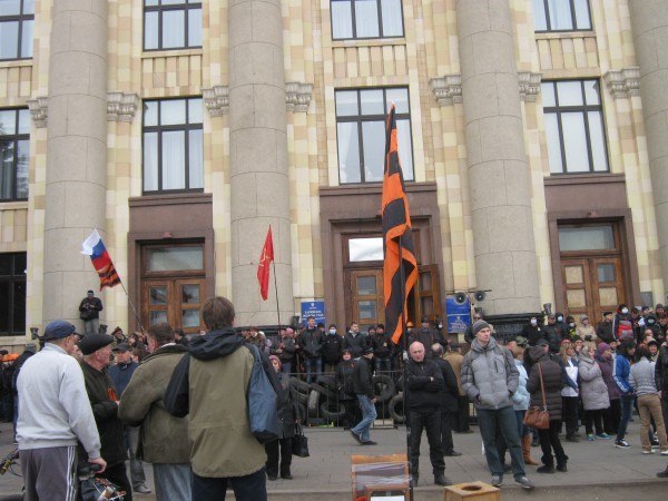 Блокада здания ОГА в Харькове сепаратистами 7 апреля 2014 года. Фото: vk.com/ ЮГО-ВОСТОК АНТИМАЙДАН