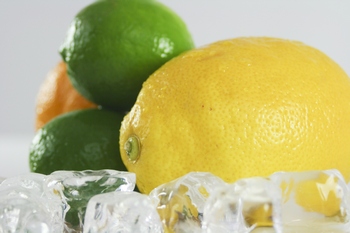 Лёд с соком лимона омолаживает кожу. Фото: morguefile.com