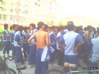 Рабочие автомобильного завода «Фэйшень» протестуют против рабского труда и понижения зарплаты. Фото с epochtimes.com