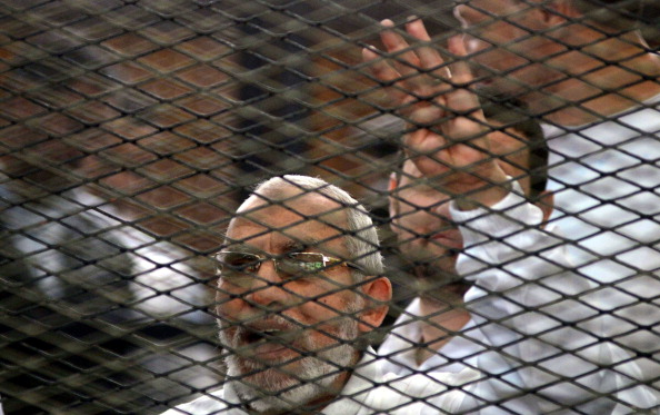 Лидер «Братьев-мусульман» Мохаммед Бади машет рукой во время суда над членами Братства 6 марта 2014 года в Каире, Египет. Фото: Ahmed Jamil/Anadolu Agency/Getty Images