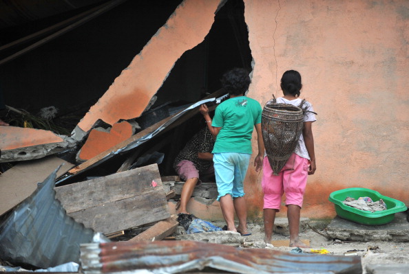 Жители в поиске своего имущества.Фото: BAY ISMOYO/AFP