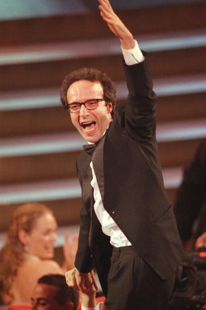 Режиссер Роберто Бениньи на церемонии вручения призов Киноакадемии США «Оскар» в 1999. Фото: TIMOTHY A. CLARY/AFP/Getty Images