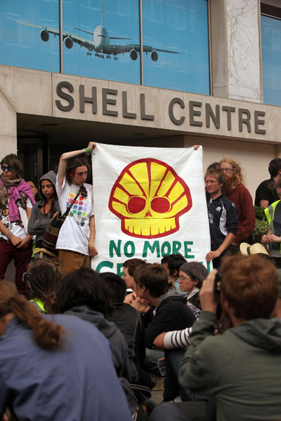 Защитники экологии протестуют у здания лондонской нефтяной корпорации. Фото:Oli Scarff/Getty Images 