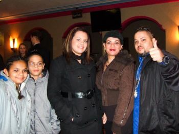 Сантос Максимо (справа), звукорежиссер компании Icyblaze Records, Urban Music и Maximo Rage Productions, с семьей. Фото: The Epoch Times
