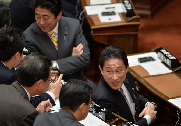 Министр иностранных дел Японии Фумио Кисида (справа) и премьер-министр Синдзо Абэ (за ним) обсуждают с парламентариями Сейма в Токио 18 марта 2014 года санкции в отношении России. Фото: KAZUHIRO NOGI/AFP/Getty Images