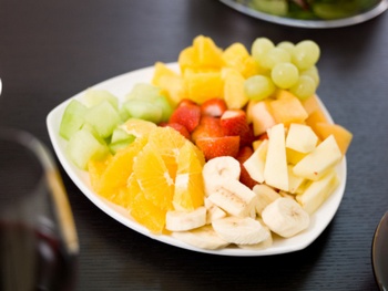 Овощи и фрукты — существенные компоненты в здоровом питании. Фото: photos.com