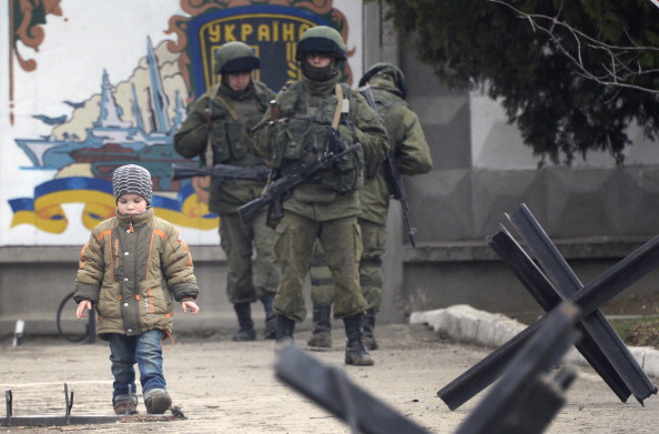 В то время, как СМИ переполнены фотографиями военных, местный житель говорит, что в действительности в городе Симферополь спокойно. Фото: ALEXANDER NEMENOV/AFP/Getty Images