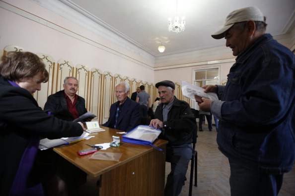 Крымчане получают паспорта Российской Федерации в Симферополе, 15 апреля 2014 года. Фото: MAX VETROV/AFP/Getty Images