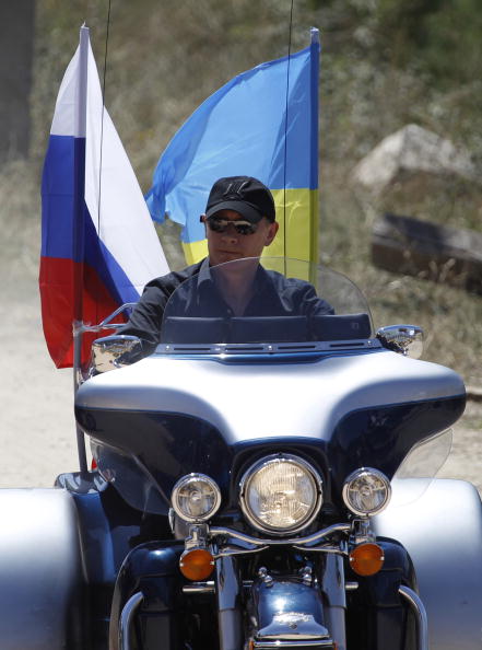 У Озерo Гасфорт в Крыму по Севастополем Путин встретился с байкерами. Фото: SERGEI KARPUKHIN/AFP/Getty Images