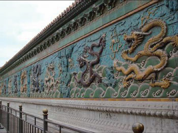 В китайской мифологии дракон считался символом весны и востока. На фото: «Стена девяти драконов» в пекинском императорском дворце Гугун. Фото с epochtimes.com