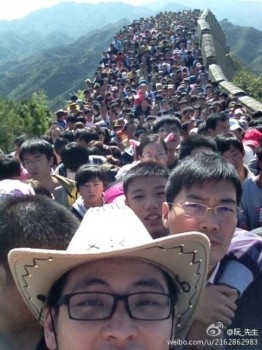 Фотография, сделанная на Бадалинском участке Великой стены, привлекла особое внимание и стала хитом в интернете. Фото: Weibo.com