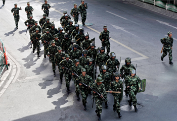 Китайские солдаты маршируют вдоль улиц города Урумчи, столицы Синьцзян-Уйгурского автономного района 5 сентября. Фото: PHILIPPE LOPEZ/AFP/Getty Images