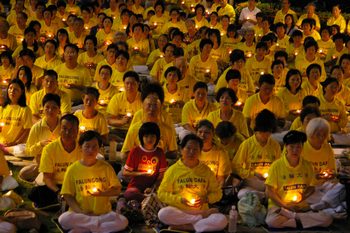 Акция со свечами в память погибших последователей Фалуньгун в континентальном Китае. Тайвань. Фото с zhengwunet.org