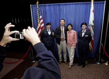 Эта китайская пара только что дала присягу и стала гражданами США. Фото: Justin Sullivan/Getty Images
