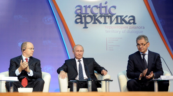 Владимир Путин (в центре) во время пленарного заседания Второго Международного форума «Арктика — территория диалога», Архангельск, 22 сентября 2011 года. Фото: ALEXEY DRUZHININ/AFP/Getty Images