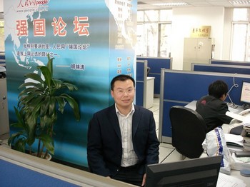 Чу Минвэй на рабочем месте в офисе редакции газеты «Женьмин Жибао». Фото предоставил Чу Минвэй