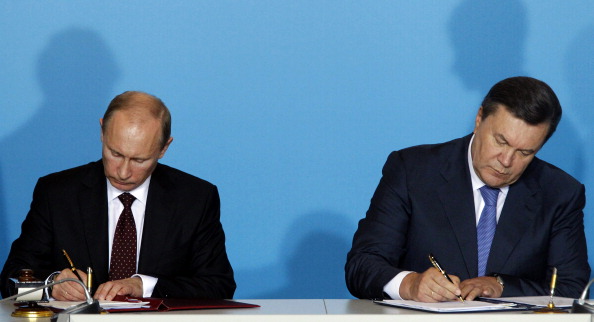 Виктор Янукович и Владимир Путин. Фото: MIKHAIL KLIMENTYEV/AFP/GettyImages