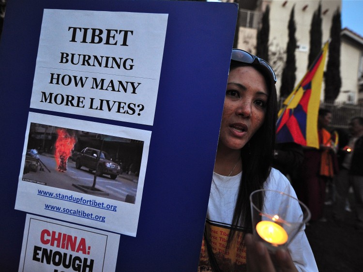 Тибетцы и сторонники «За свободу Тибета» во время акции перед китайским консульством в Лос-Анджелесе 10 марта 2012 года в Калифорнии. Изгнанные лидеры Тибета призывают прекратить акты самосожжений. Фото: Frederic J. Brown/AFP/Getty Images