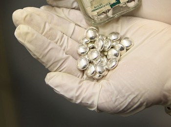 Серебро в десятки раз улучшает действие антибиотиков. Фото: Peter Macdiarmid/Getty Images