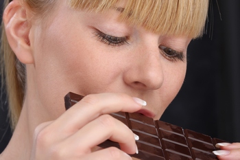 Продукты вместо лекарств. Горький шоколад рекомендуется употреблять при стрессовых ситуациях и утомляемости. Фото: Srbagvoic/stockfreeimages.com