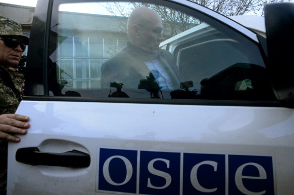 Славянские пророссийские боевики освободили 2-х из 7 заложников международной группы ОБСЕ, 27 апреля 2014 года. Фото: KIRILL KUDRYAVTSEV/AFP/Getty Images