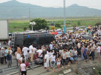 Более 3000 крестьян вышли на акцию протеста, перекрыв трассу. Уезд Сяншань провинции Чжэцзян. 25 июля 2009 год. Фото с epochtimes.com