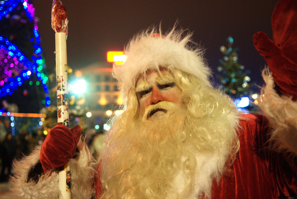 Дед мороз возле главной елки в Киеве. Фото: Владимир Бородин/Великая Эпоха