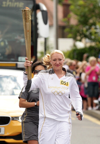 Елена Балтача несёт факел олимпийского огня в Лондоне 19 июля 2012 г. Фото: LOCOG via Getty Images