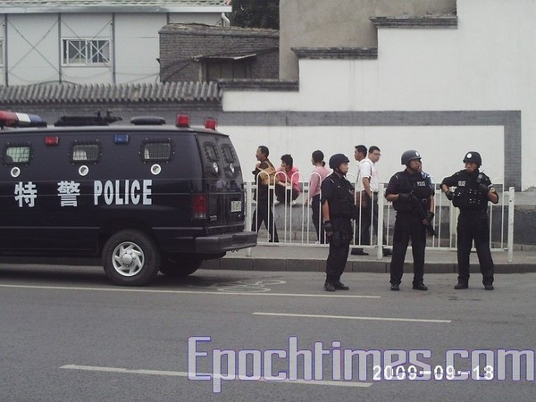 В Пекине усилены полицейские и армейские патрули. Фото: The Epoch Times
