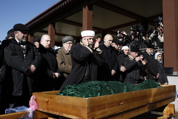 Крымские татары на похоронах Ресата Ахметова 18 марта 2014 года, убитого российскими военными в Симферополе. Фото: Bulent Doruk/Anadolu Agency/Getty Images