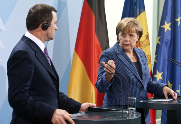 Ангела Меркель и Владимир Филат. Фото:JOHN MACDOUGALL/AFP/Getty Images