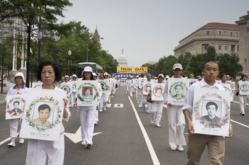 Три тысячи последователей Фалуньгун проводят в Нью-Йорке акцию протеста против репрессий своих единомышленников в коммунистическом Китае. Фото: The Epoch Times