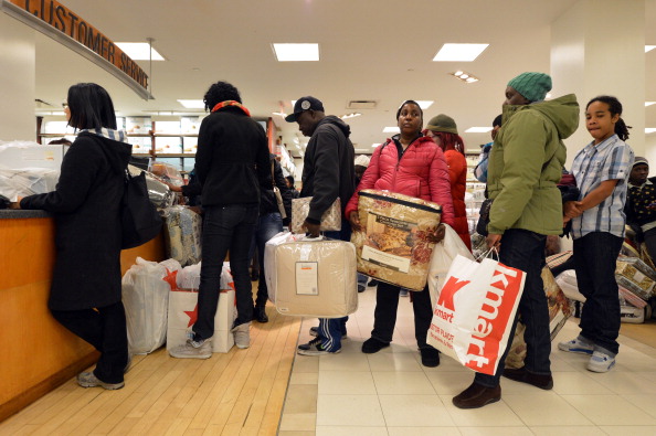 Американцы стоят в очереди утром 23 ноября 2012 г., чтобы сделать покупки со скидкой. Фото: STAN HONDA/AFP/Getty Images