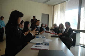 Мэй Сюань (слева) рассказывает представителям ООН о пытках, которым её подвергли китайские власти за практику Фалуньгун. Фото: minghui.org