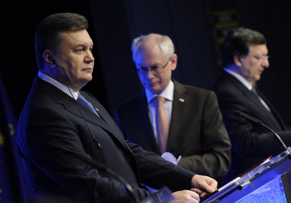 Виктор Янукович 25 февраля на саммите Украина — ЕС. На заднем плане председатели Европейского совета. Фото: JOHN THYS/AFP/Getty Images