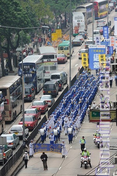 Процессию по улицам мегаполиса возглавил Небесный оркестр, улица Цим Ша Цуй. (Wenhan Lin/The Epoch Times)