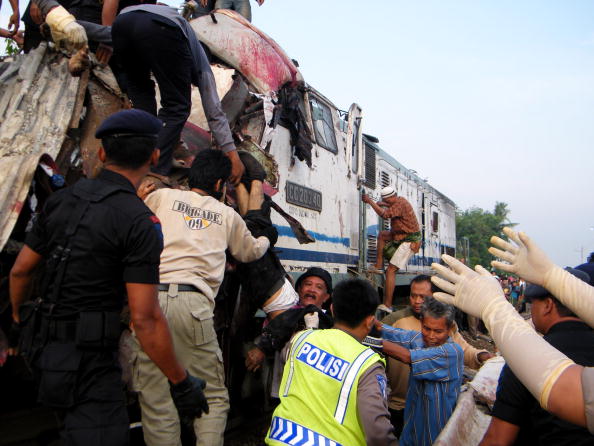 Столкновение поездов в Индонезии. Фото: us.detiknews.com