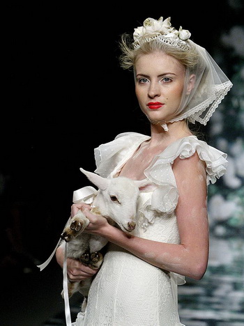 СВАДЕБНЫЙ СТИЛЬ ВЫСОКОЙ МОДЫ: Платье от испанских дизайнеров Викторио и Луччино в Барселоне. Фото с сайта theepochtimes.com