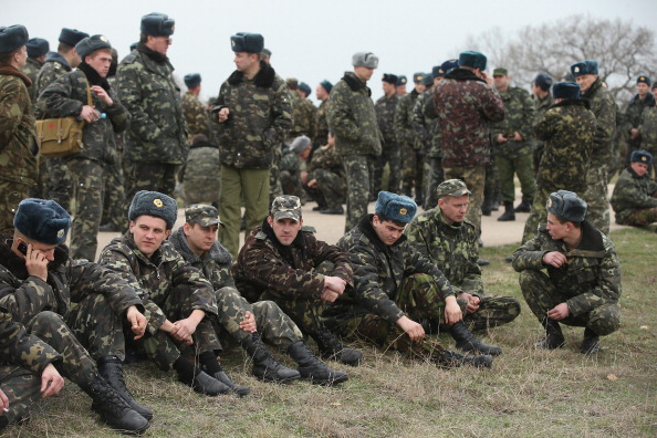 Украинские солдаты в селе Любимовка, в Крыму, 4 марта 2014 года. Фото: Sean Gallup/Getty Images