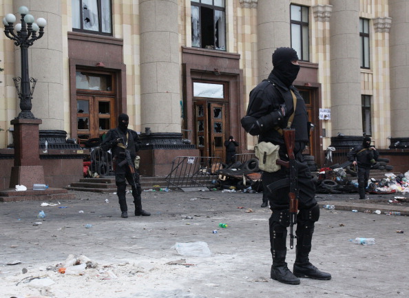 Украинский спецназ охраняет здание гособладминистрации Харькова 8 апреля 2014 года после зачистки от сепаратистов. Фото: ANATOLIY STEPANOV/AFP/Getty Images