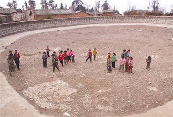 Водохранилище высохло и стало площадкой для детских игр. Уезд Хуэйцзэ провинции Юньнань. Фото с epochtimes.com