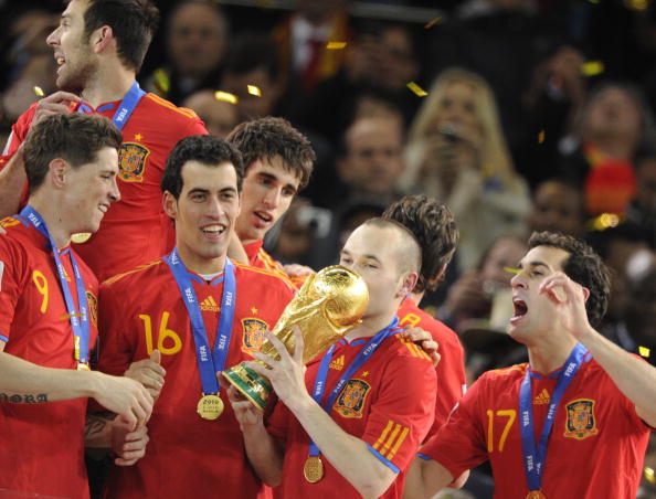 Испанцы, победители чемпионата мира по фуболу в 2010 году, держат главный трофей турнира. Фото: Laurence Griffiths, Doug Pensinger/Getty Images Sport