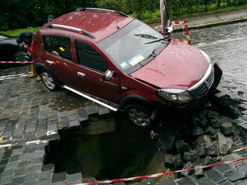 В Киеве машина провалилась в трёхметровую яму. Фото: Оксана Степчук/vk.com