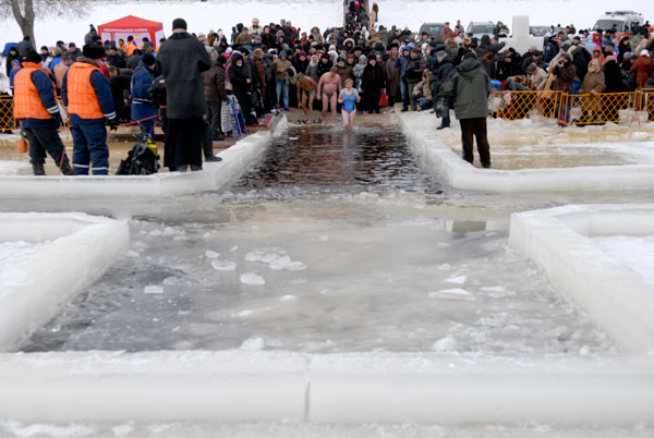 Окунание в прорубь 19 января стало одной из крещенских традиций. Фото: Владимир Бородин/The Epoch Times