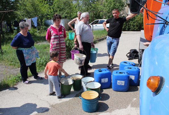 Жители г. Старый Крым стоят в очереди за питьевой водой, 13 мая 2014 года. Фото: YURIY LASHOV/AFP/Getty Images