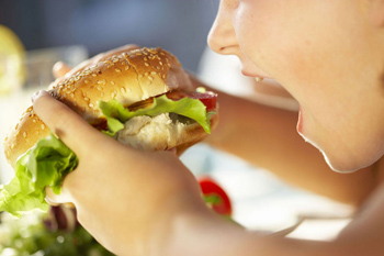 Концепция заведений быстрого питания (фаст-фудов) имеют мало общего со здоровым питанием. Фото: photos.com
