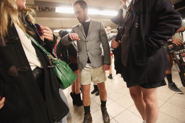 Участники ежегодного мероприятия No Pants Subway Ride собираются в метро Нью-Йорка 8 января 2012 г. Фото: Mario Tama/Getty Images