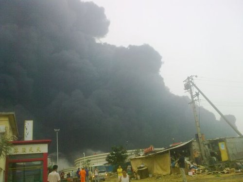 Фото с места событий. Взрыв произошёл на нефтепроводе в городе Далянь провинции Ляонин. 16 июля 2010 год. Фото с aboluowang.com
