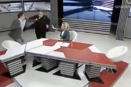 Грузинские депутаты подрались в прямом эфире. Кадр: телеканал «Маэстро»